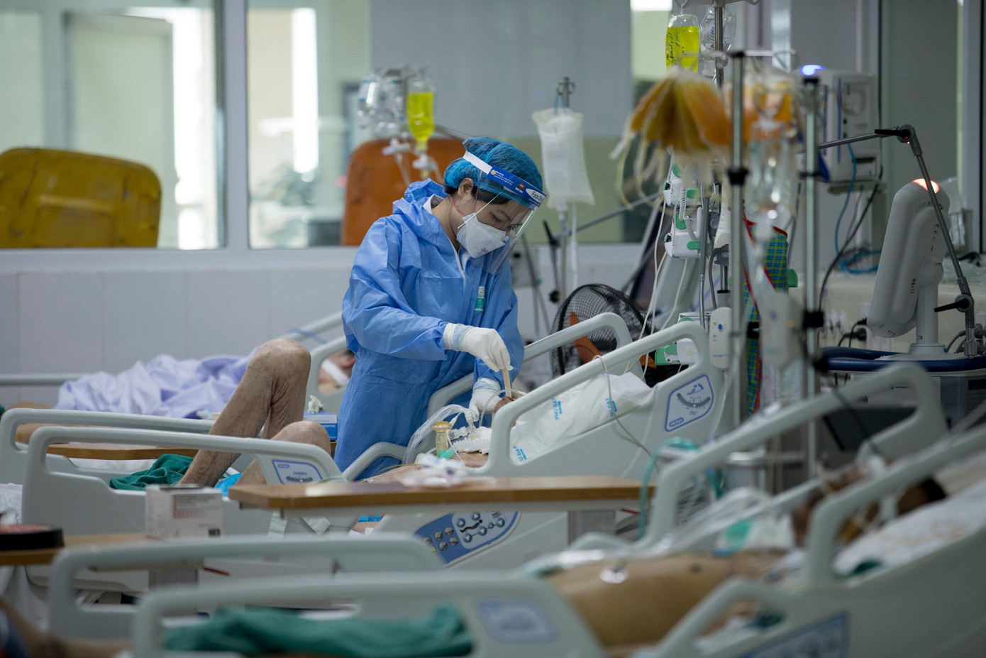 Điều trị bệnh nhân COVID-19 ở bệnh viện Nhiệt đới Trung ương. Ảnh: Thái Hà