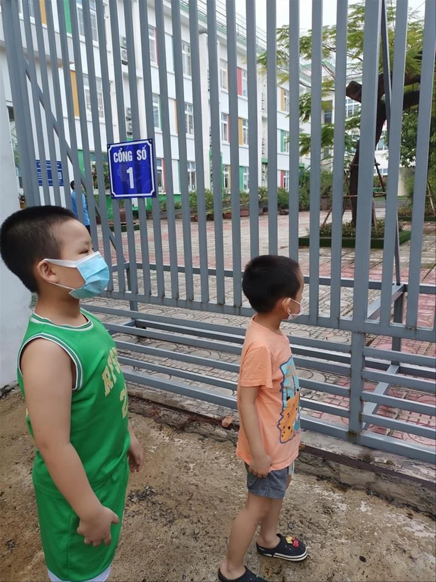 Học sinh tiểu học ở quận Hà Đông, Hà Nội xin mẹ đưa đến cổng trường cho đỡ nhớ. Ảnh: Quỳnh Anh