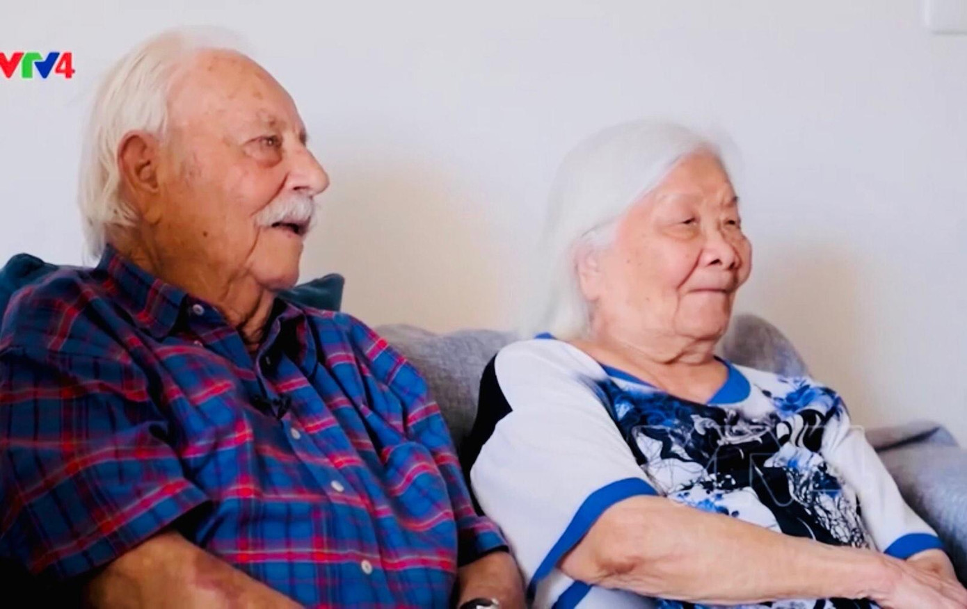 Kostas Sarantidis - Nguyễn Văn Lập cùng vợ - bà Đỗ Thị Chung Kostas Sarantidis - Nguyễn Văn Lập cùng vợ - bà Đỗ Thị Chung