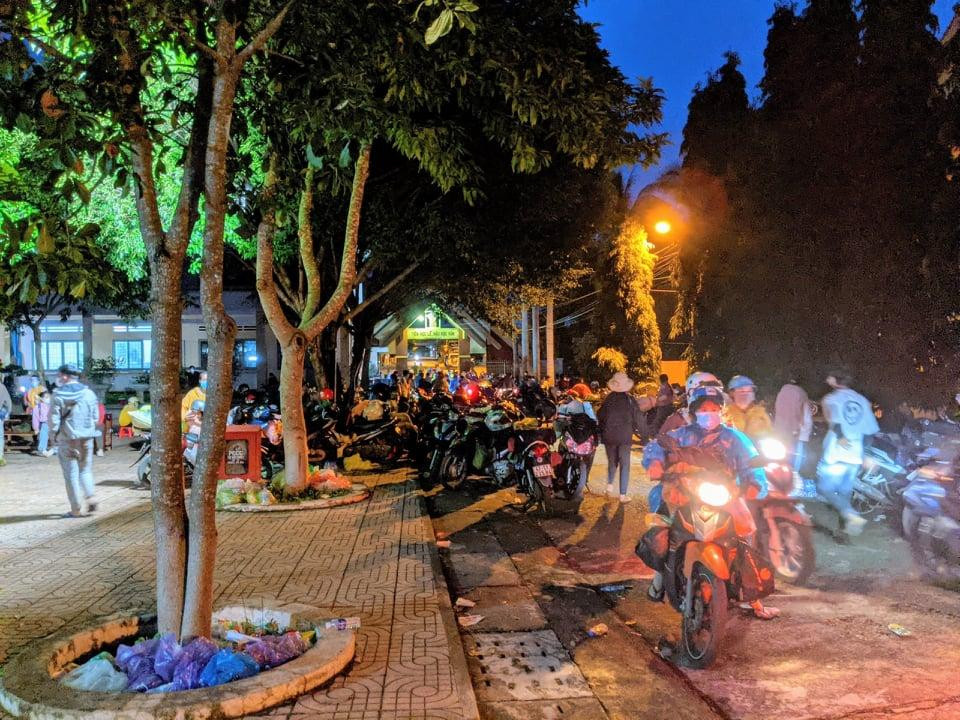 Tại tỉnh Đắk Lắk, tính đến tối 3/10 đã có gần 3.000 công dân chạy xe máy về quê. Khi về đến đầu tỉnh, công dân được đưa đến 2 khu vực để lấy mẫu xét nghiệm SARS-CoV-2 là trường THCS Hòa Phú và trường THPT Dân tộc nội trú Nơ Trang Lơng (TP Buôn Ma Thuột).