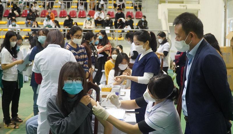 Học sinh khối THPT tại tỉnh Quảng Bình được tiêm vắc xin phòng chống COVID-19. Học sinh khối THPT tại tỉnh Quảng Bình được tiêm vắc xin phòng chống COVID-19.