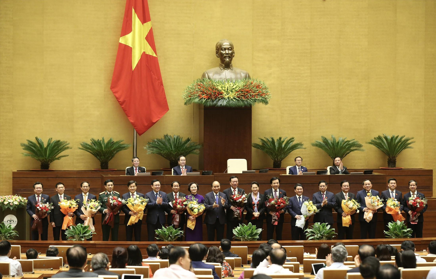 Chủ tịch nước, Thủ tướng và Chủ tịch Quốc hội tặng hoa các phó thủ tướng và bộ trưởng, trưởng ngành vừa được phê chuẩn. Ảnh: Như Ý