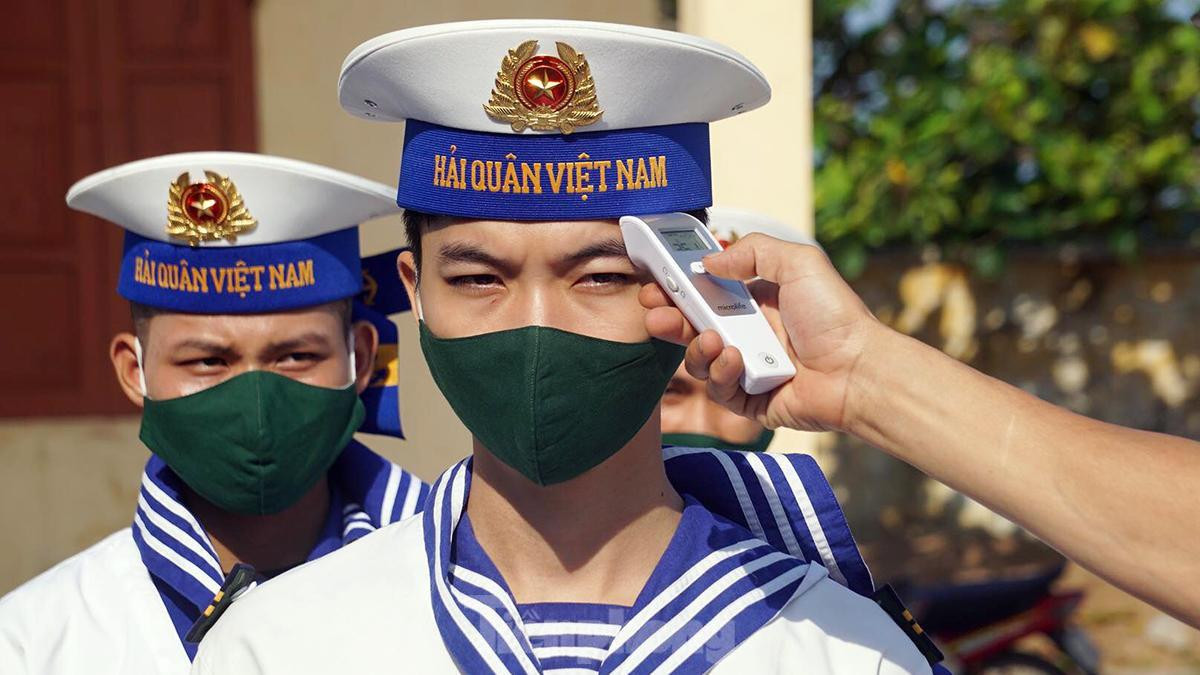 Tại Ban chỉ huy quân sự huyện Bạch Long Vĩ, ngoài cán bộ chỉ huy, nhiều cử tri là thủy thủ, hải quân tới bỏ phiếu. Đại úy Đào Hồng Anh - Thủy thủ trưởng tàu 636 Hải đội 113, Lữ đoàn 170 Hải Quân cho biết, toàn bộ thủy thủ trên tàu cập bến cảng huyện đảo để thực hiện quyền công dân. Ngay sau khi bỏ phiếu, đơn vị sẽ tiếp tục ra khơi thực hiện nhiệm vụ huấn luyện, trinh sát.