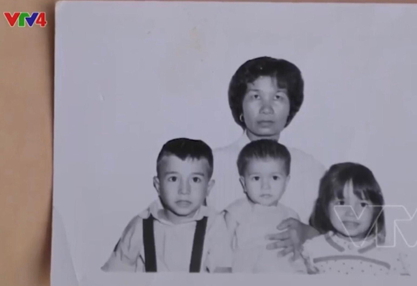 Một bức ảnh chụp vợ con của Kostas Sarantidis - Nguyễn Văn Lập Một bức ảnh chụp vợ con của Kostas Sarantidis - Nguyễn Văn Lập