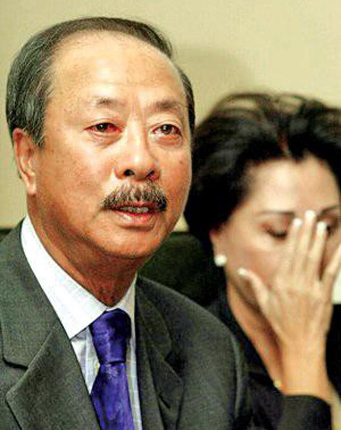 Ông Nguyễn Cao Kỳ tại cuộc họp báo trong lần về thăm quê hương đầu tiên năm 2004