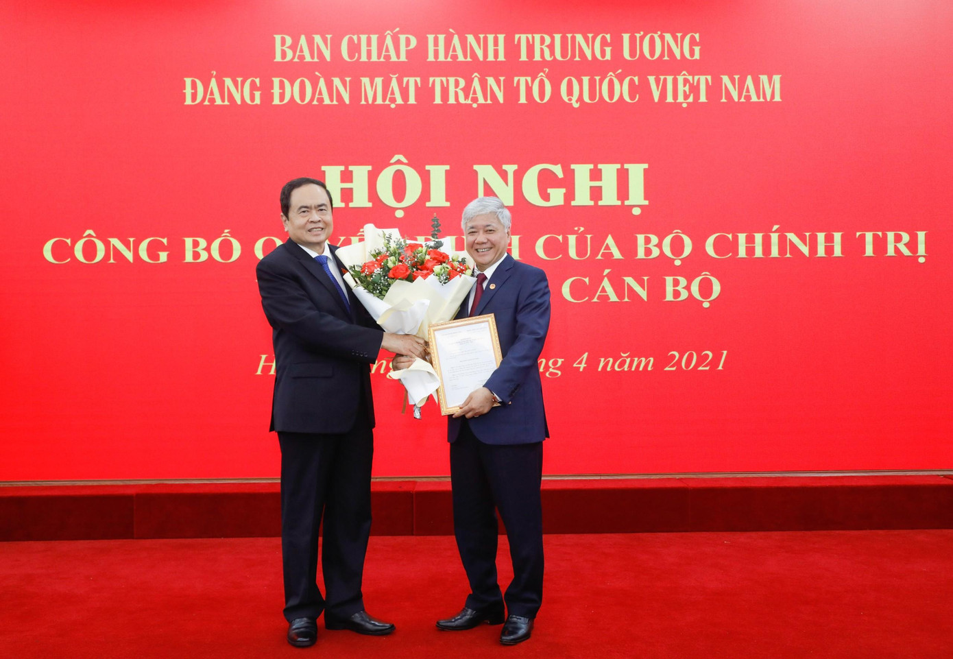 Ông Trần Thanh Mẫn tặng hoa và chúc mừng ông Đỗ Văn Chiến. Ảnh: Như Ý Ông Trần Thanh Mẫn tặng hoa và chúc mừng ông Đỗ Văn Chiến. Ảnh: Như Ý