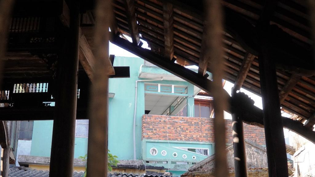 Phần mái sau ngôi nhà đã hư hỏng, rơi rụng gần hết. Phần mái sau ngôi nhà đã hư hỏng, rơi rụng gần hết.