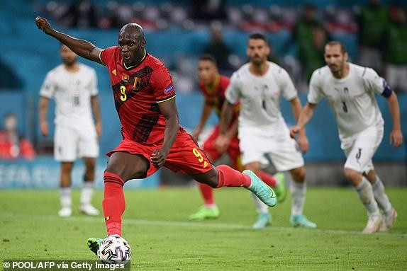 Lukaku rút ngắn tỷ số cho đội tuyển Bỉ trên chấm phạt đền.