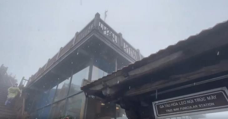 Năm nay, tuyết rơi sớm. Và theo dự báo, do ảnh hưởng của đợt không khí lạnh mạnh từ phía Bắc tăng cường kết hợp với tác động của vùng núi hội tụ gió trên cao nên nhiệt độ Sa Pa đang giảm sâu từ 4-6 độ C. Trong đêm và sáng ngày 27/12, dự báo nền nhiệt tại Fansipan sẽ tiếp tục giảm xuống dưới 0 độ C và khả năng mưa tuyết sẽ tiếp tục xuất hiện tại đỉnh Fansipan.