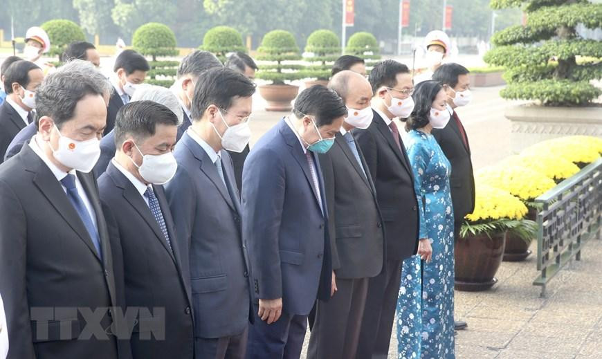 Các lãnh đạo, nguyên lãnh đạo Đảng và Nhà nước tưởng niệm Chủ tịch Hồ Chí Minh. Ảnh: Lâm Khánh/TTXVN