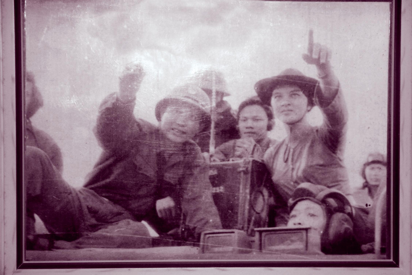 Cô Hai Mỹ lên xe tăng dẫn đường tiến vào Sài Gòn Ảnh: NVCC Cô Hai Mỹ lên xe tăng dẫn đường tiến vào Sài Gòn Ảnh: NVCC