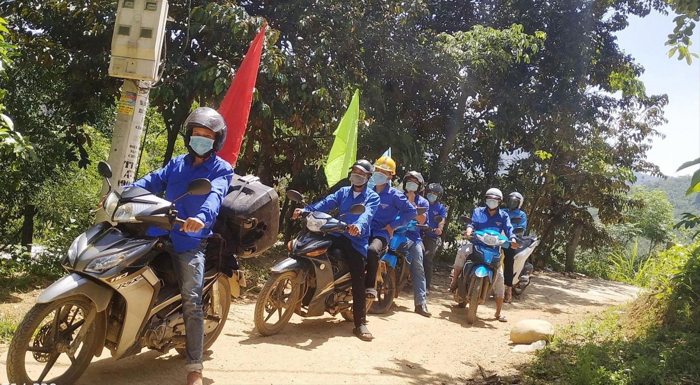 Đội xung kích xã Trà Mai (huyện Nam Trà My, Quảng Nam)vượt rừng, đến từng nóc nhà tuyên truyền bầu cử cho người dân.