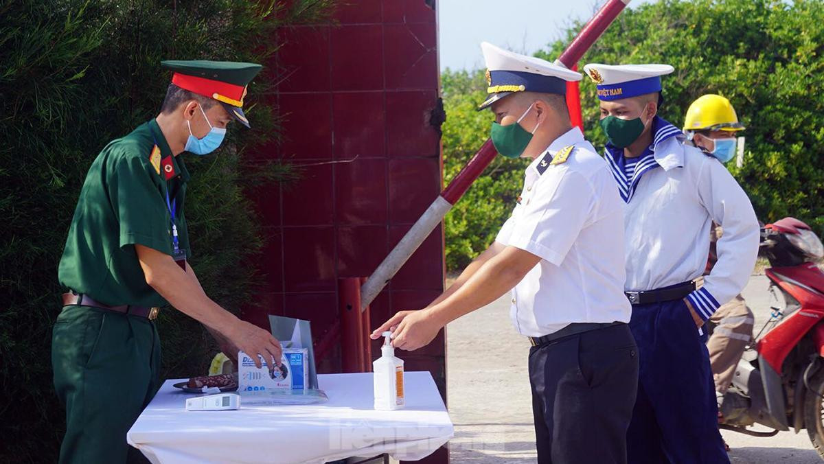 Sáng 22/5, các cử tri trên huyện đảo Bạch Long Vĩ (TP Hải Phòng) hào hứng đến 6 điểm bỏ phiếu để bầu cử đại biểu Quốc hội khóa XV và HĐND các cấp nhiệm kỳ 2021-2026. (Nguyễn Hoàn)