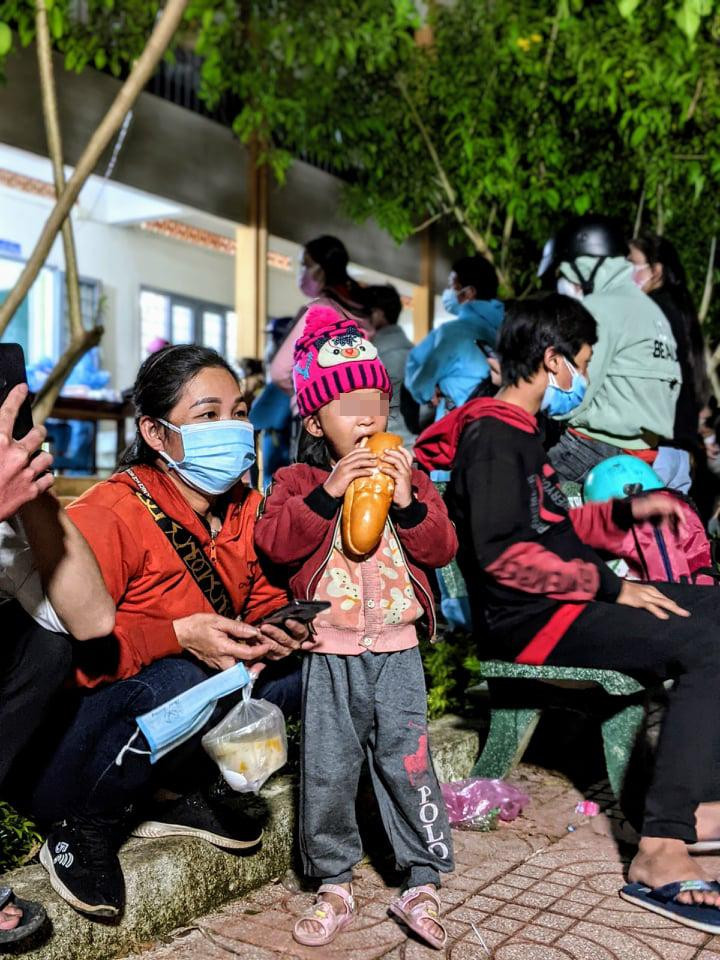 Do phải chạy xe máy xuyên đêm, gặp trời mưa tầm tã nên khi về đến quê nhà, hầu hết người dân đặc biệt là người già, trẻ em bị kiệt sức. Các đội tình nguyện đã hỗ trợ, tặng nước uống, các suất ăn nhanh giúp người dân lấy lại sức lực.