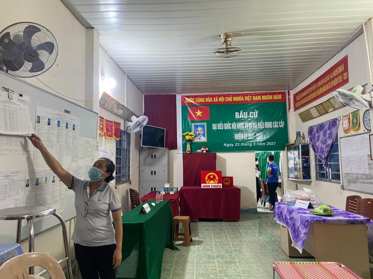 Bà Đặng Thị Anh Đào - Phó Chủ tịch HĐND TP. Phú Quốc kiểm tra công tác chuẩn bị cho ngày bầu cử tại phường Dương Đông.