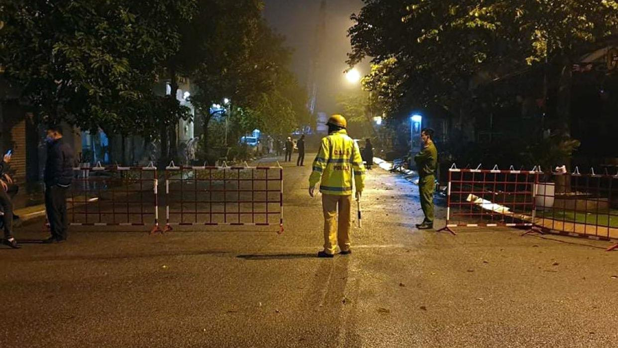 Lực lượng chức năng phong tỏa bệnh viện Vinmec, nơi Đỗ Thị Thu P và Nguyễn Thị Th từng đến khám. Lực lượng chức năng phong tỏa bệnh viện Vinmec, nơi Đỗ Thị Thu P và Nguyễn Thị Th từng đến khám.