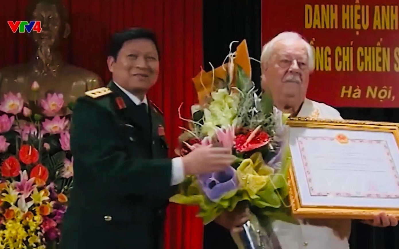 Lễ trao danh hiệu Anh hùng Lực lượng vũ trang nhân dân cho Kostas Sarantidis - Nguyễn Văn Lập Lễ trao danh hiệu Anh hùng Lực lượng vũ trang nhân dân cho Kostas Sarantidis - Nguyễn Văn Lập