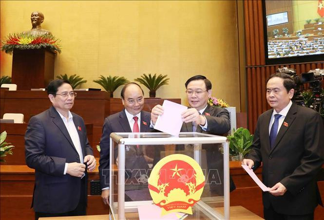 Chủ tịch Quốc hội Vương Đình Huệ và các đồng chí lãnh đạo Đảng, Nhà nước bỏ phiếu miễn nhiệm Phó Chủ tịch nước, một số ủy viên Ủy ban Thường vụ Quốc hội, Chủ nhiệm một số Ủy ban của Quốc hội, Tổng Thư ký Quốc hội, Tổng Kiểm toán nhà nước. Ảnh: TTXVN Chủ tịch Quốc hội Vương Đình Huệ và các đồng chí lãnh đạo Đảng, Nhà nước bỏ phiếu miễn nhiệm Phó Chủ tịch nước, một số ủy viên Ủy ban Thường vụ Quốc hội, Chủ nhiệm một số Ủy ban của Quốc hội, Tổng Thư ký Quốc hội, Tổng Kiểm toán nhà nước. Ảnh: TTXVN