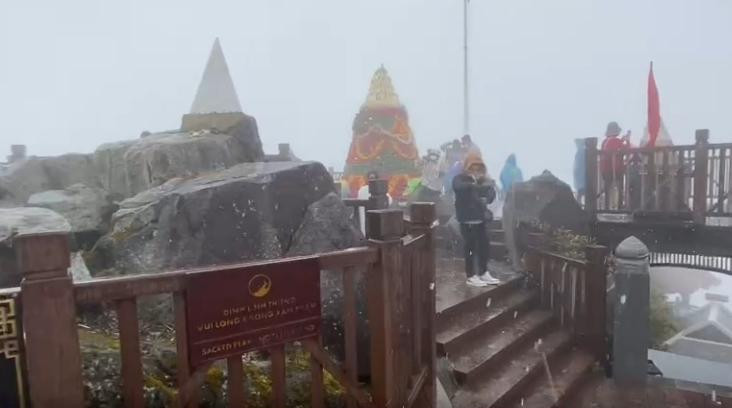 “Đây sẽ là cơ hội hiếm có để du khách có thể săn tuyết tại Fansipan. Do đó, cáp treo Fansipan sẽ mở cửa đón khách những ngày trong tuần để đón du khách săn băng tuyết thay vì chỉ mở cửa cuối tuần theo lịch”, đại diện Khu du lịch Sun World Fansipan Legend cho biết.