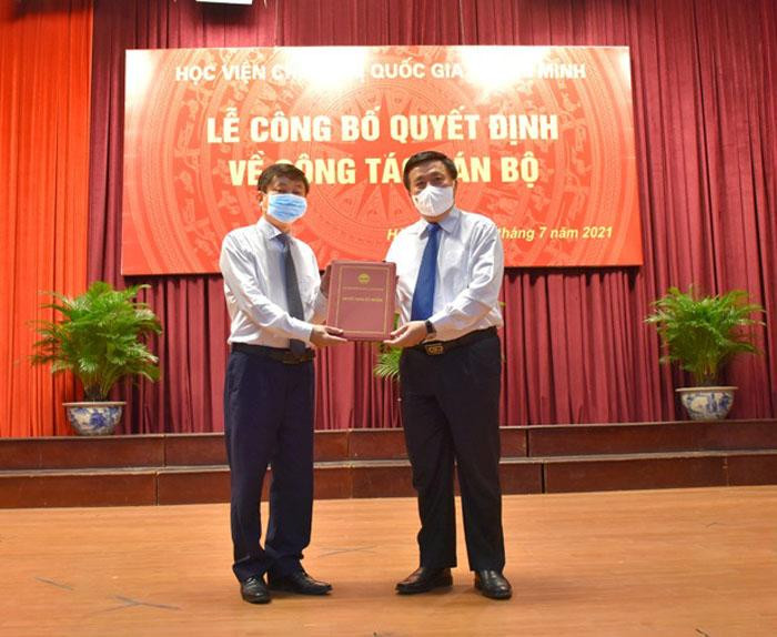 GS,TS. Nguyễn Xuân Thắng, Ủy viên Bộ Chính trị, Giám đốc Học viện Chính trị quốc gia Hồ Chí Minh trao quyết định bổ nhiệm cho đồng chí Phạm Minh Sơn