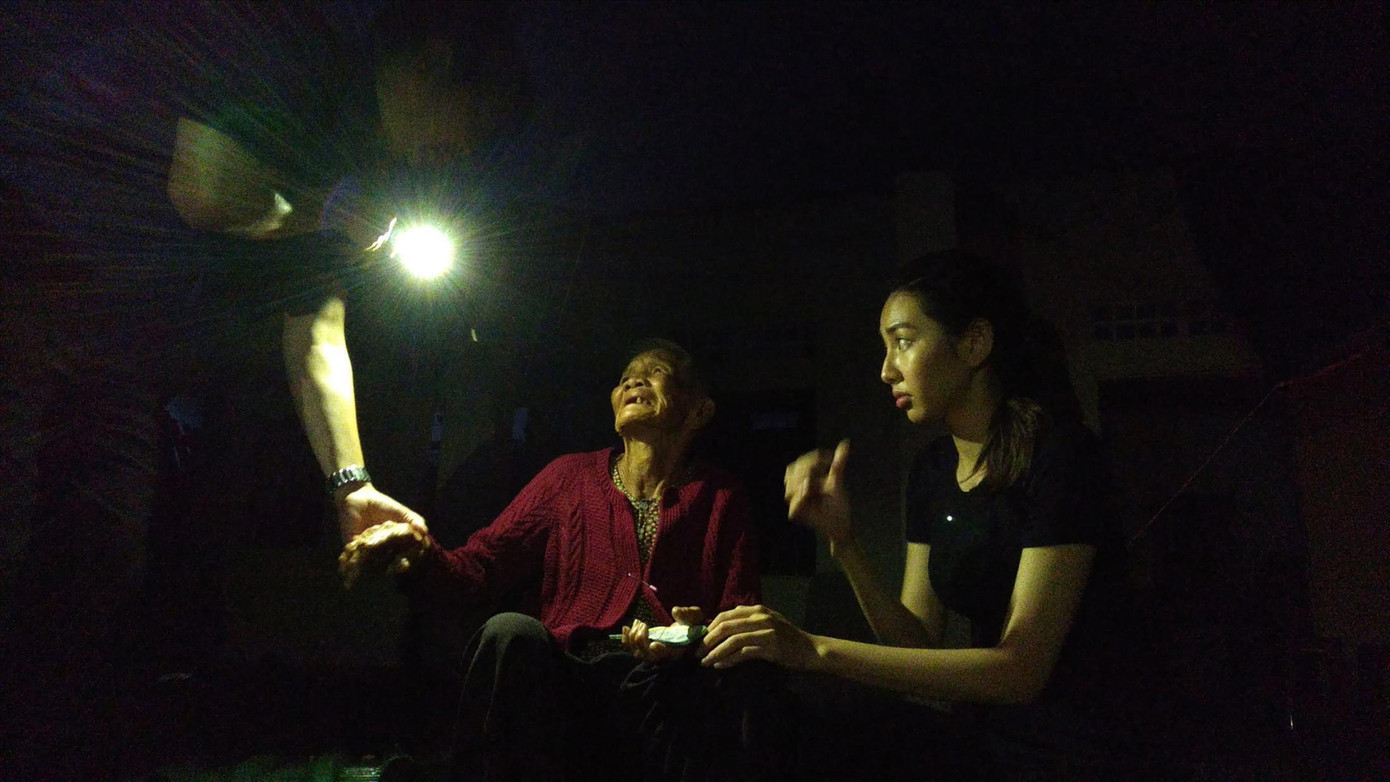 Ðại diện BTC Hoa hậu VN 2020 trao tiền hỗ trợ dựng lại nhà sập cho hộ bà Phạm Thị Lài dưới ánh đèn điện thoại của Chủ tịch TP Quảng Ngãi. Ảnh: Trần Tuấn (chụp tối 1/11/2020) Ðại diện BTC Hoa hậu VN 2020 trao tiền hỗ trợ dựng lại nhà sập cho hộ bà Phạm Thị Lài dưới ánh đèn điện thoại của Chủ tịch TP Quảng Ngãi. Ảnh: Trần Tuấn (chụp tối 1/11/2020)