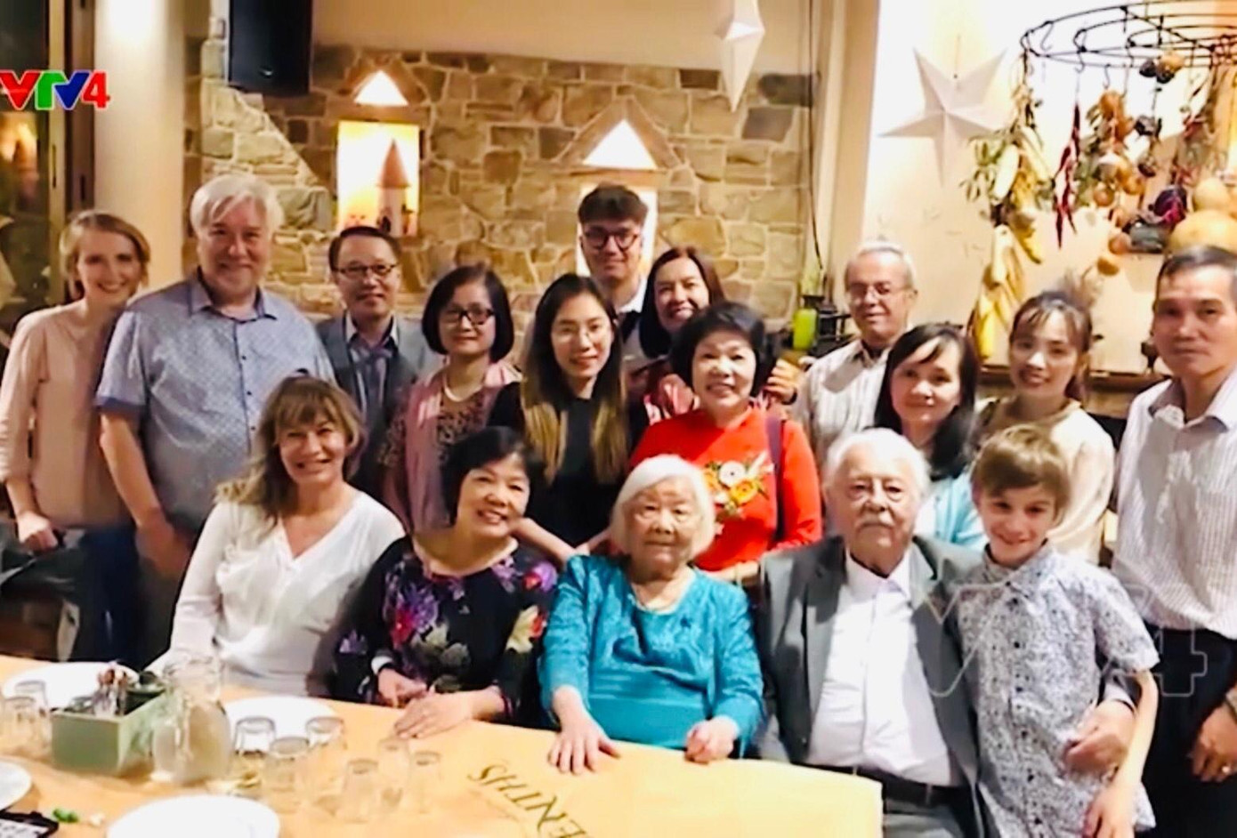 Ông bà Kostas Sarantidis - Nguyễn Văn Lập cùng cùng con cháu và người thân Ông bà Kostas Sarantidis - Nguyễn Văn Lập cùng cùng con cháu và người thân