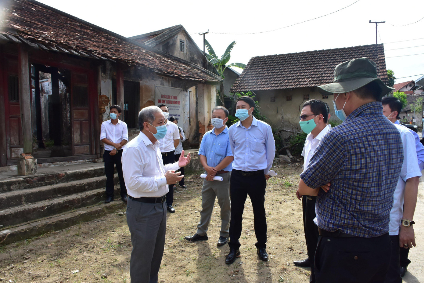 Ông Phan Ngọc Thọ chỉ đạo Sở Kế hoạch và Đầu tư, Sở Xây dựng TT-Huế gấp rút hướng dẫn chủ đầu tư thực hiện các thủ tục đầu tư, đẩy nhanh tiến độ thẩm định, phê duyệt báo cáo kinh tế - kỹ thuật công trình đảm bảo theo mốc thời gian đã yêu cầu. Ông Phan Ngọc Thọ chỉ đạo Sở Kế hoạch và Đầu tư, Sở Xây dựng TT-Huế gấp rút hướng dẫn chủ đầu tư thực hiện các thủ tục đầu tư, đẩy nhanh tiến độ thẩm định, phê duyệt báo cáo kinh tế - kỹ thuật công trình đảm bảo theo mốc thời gian đã yêu cầu.