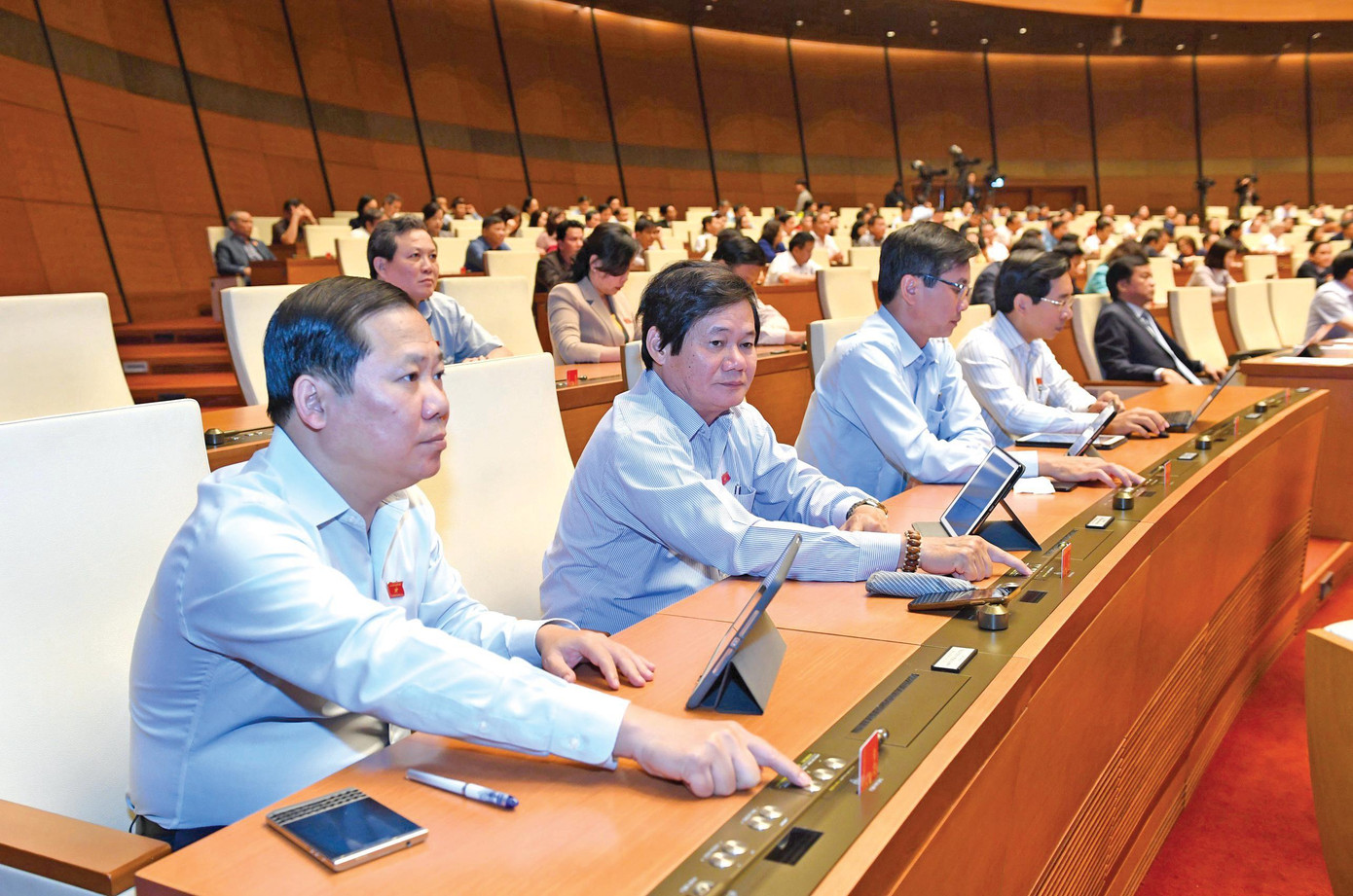 Các đại biểu bấm nút biểu quyết Các đại biểu bấm nút biểu quyết