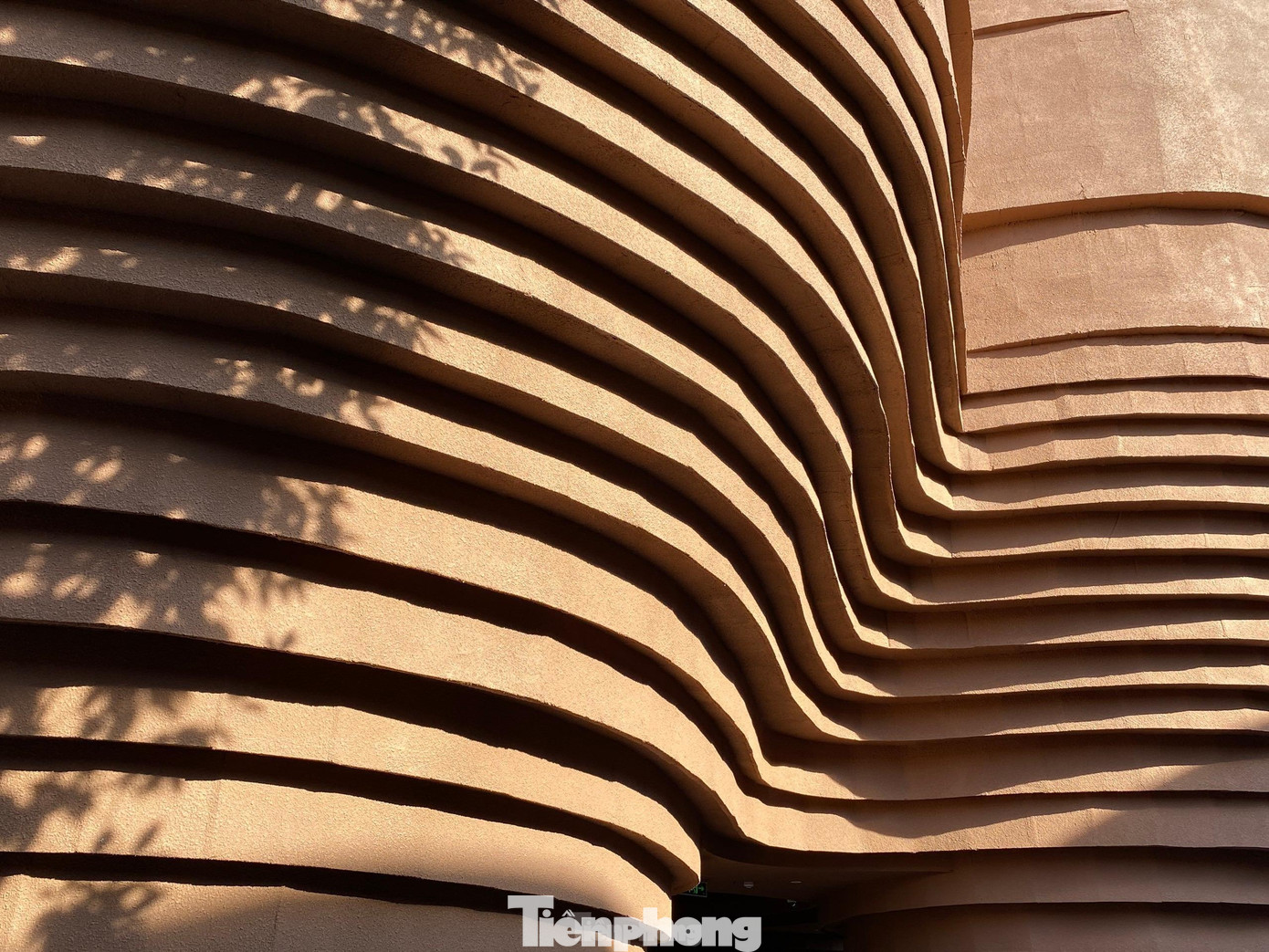 Để hoàn thành bảo tàng gốm độc đáo này, người thợ đã phải sử dụng bê tông cốt thép sợi tuyến tính mỏng có tải trọng không lớn nhưng lại có thể chịu được lực một cách rất hiệu quả.