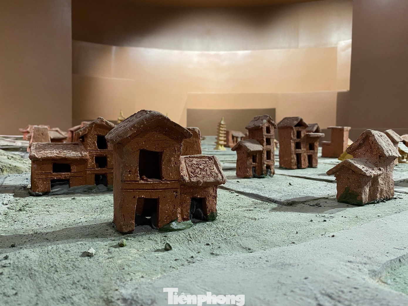 Đồng thời, các vật liệu truyền thống của Bát Tràng như: gạch gốm cổ truyền, gạch men mosaic và ngói nung…cũng được tận dụng một cách tối đa để tạo nên màu sắc “chân thực” nhất cho bảo tàng.