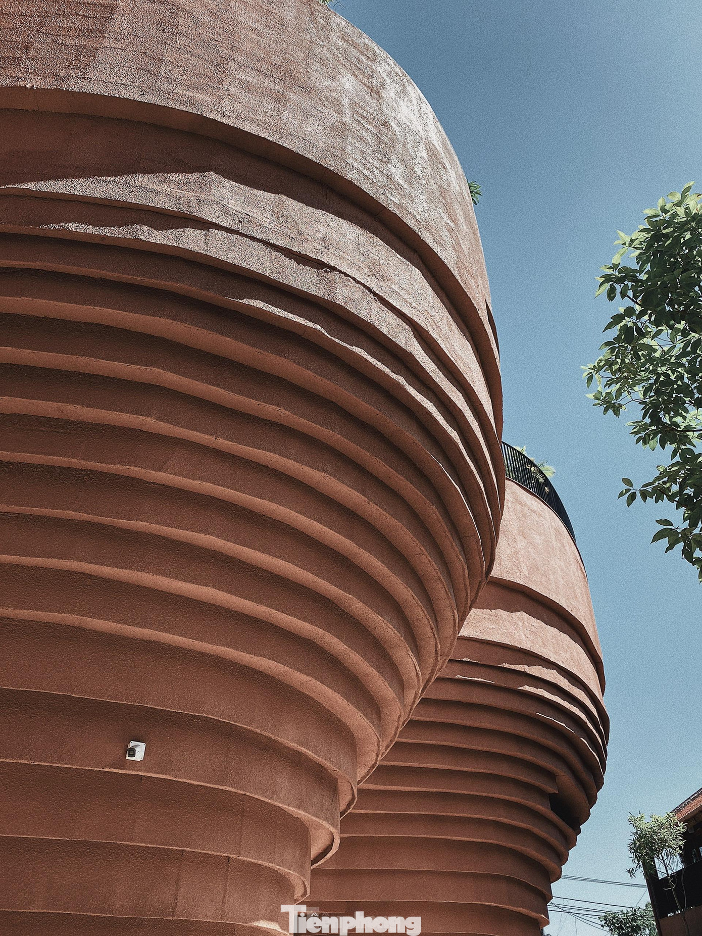 Công trình độc đáo này được xây dựng trên một khu đất rộng 3,700 m2 ở thôn 5, xã Bát Tràng, huyện Gia Lâm, Hà Nội cách trung tâm thủ đô khoảng 20km.