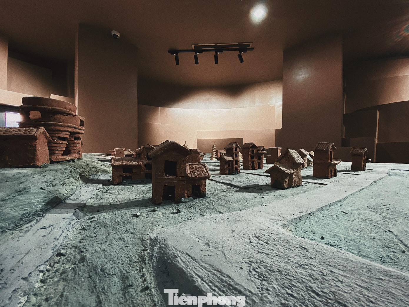 Khu trung tâm của bảo tàng trưng bày các sản phẩm gốm nghệ thuật tái hiện xuyên suốt quá trình hình thành và phát triển làng gốm Bát Tràng, gồm các dòng men từ cổ đến hiện đại, với sự thay đổi về màu sắc, hình dáng và các họa tiết trang trí trên gốm...