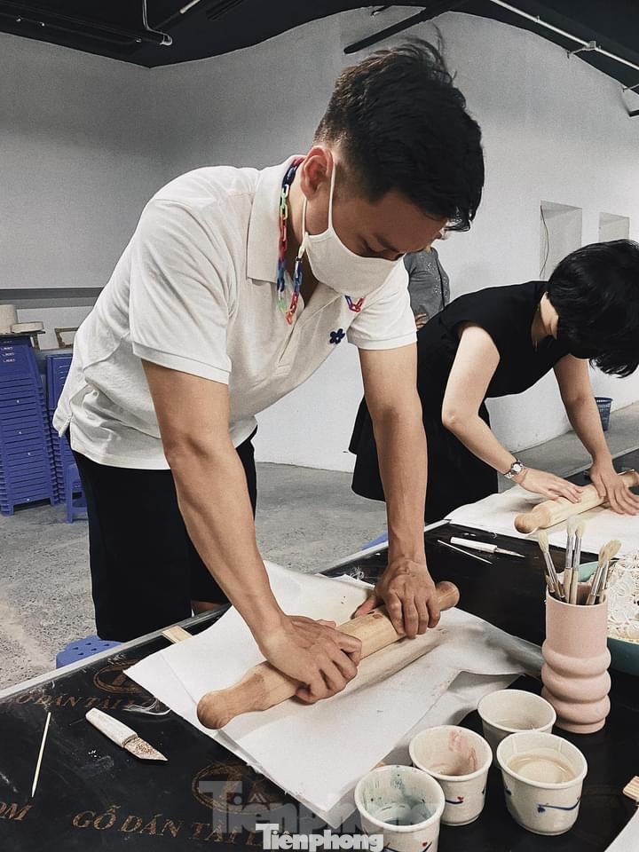 Tại đây, khách tham quan cũng có thể mua hoặc tự tay chế tác ra các sản phẩm nghệ thuật theo ý mình.