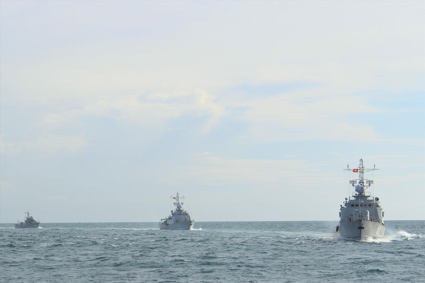 Các biên đội tàu của Lữ đoàn 127 cơ động vào tuyến bắn