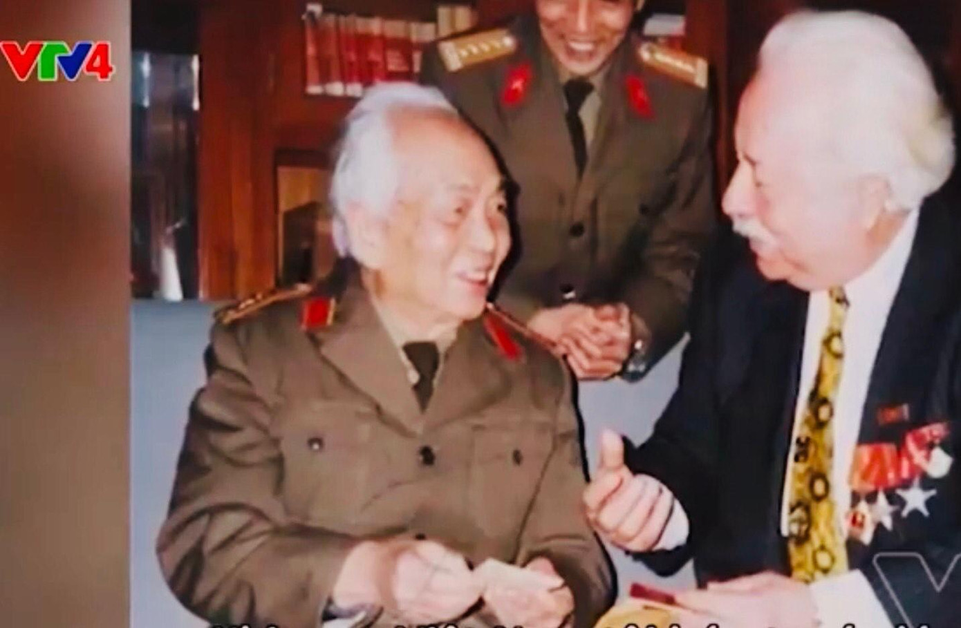 Kostas Sarantidis - Nguyễn Văn Lập được nhiều nhà lãnh đạo nước ta, trong đó có Đại tướng Võ Nguyên Giáp, đón tiếp trong thị Kostas Sarantidis - Nguyễn Văn Lập được nhiều nhà lãnh đạo nước ta, trong đó có Đại tướng Võ Nguyên Giáp, đón tiếp trong thị