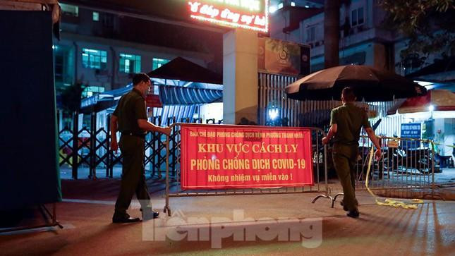 Tạm thời phong tỏa bệnh viện trong đêm 25/7. Ảnh: Hoàng Mạnh Thắng