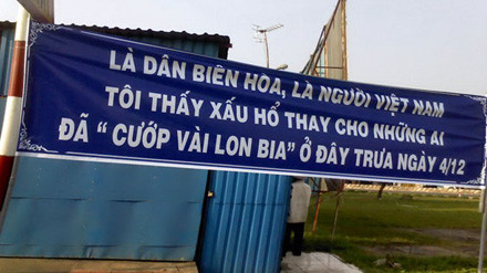 Tấm băng rôn của lòng tự trọng. Ảnh: Dân Trí