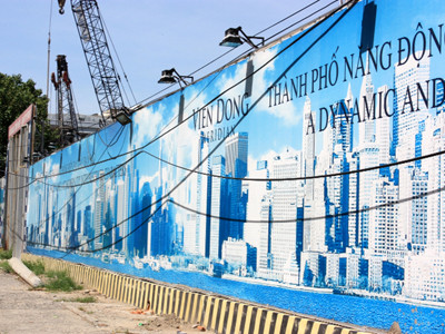 Những tấm quảng cáo quây quanh khu dự án . Những tấm quảng cáo quây quanh khu dự án