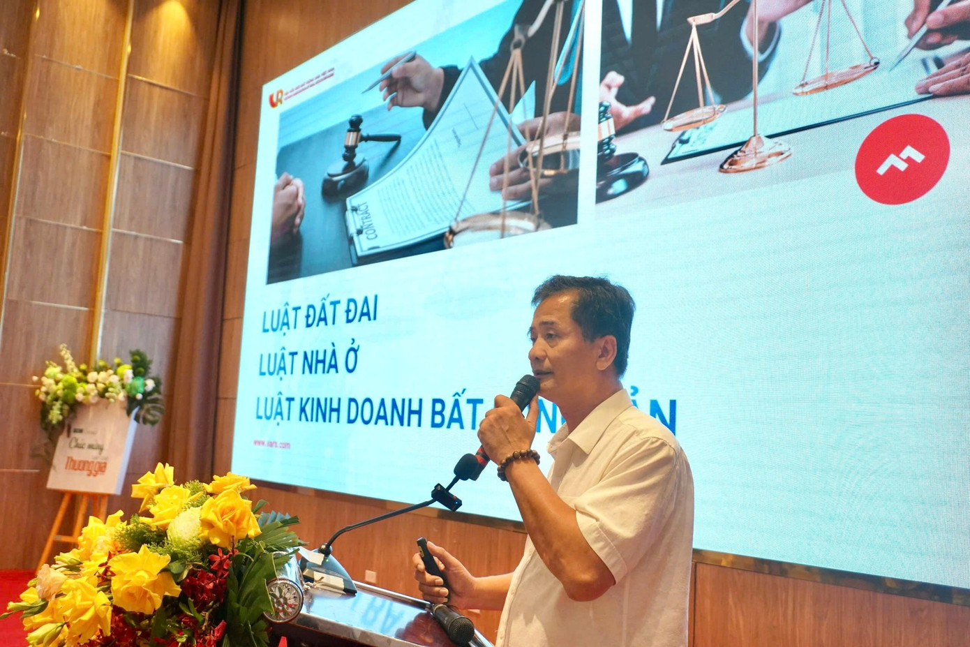 Ông Nguyễn Văn Đính - Phó chủ tịch Hiệp hội Bất động sản Việt Nam tham gia ý kiến trong hội thảo