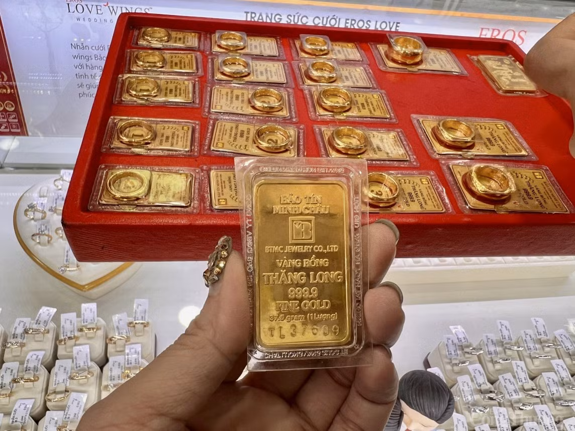Giá vàng miếng SJC bất ngờ tăng mạnh. Giá vàng miếng SJC bất ngờ tăng mạnh.