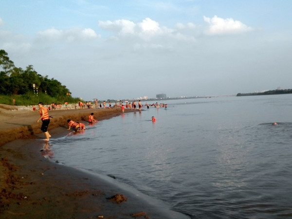 Bãi tắm sông Hồng đông như bãi biển ảnh 5