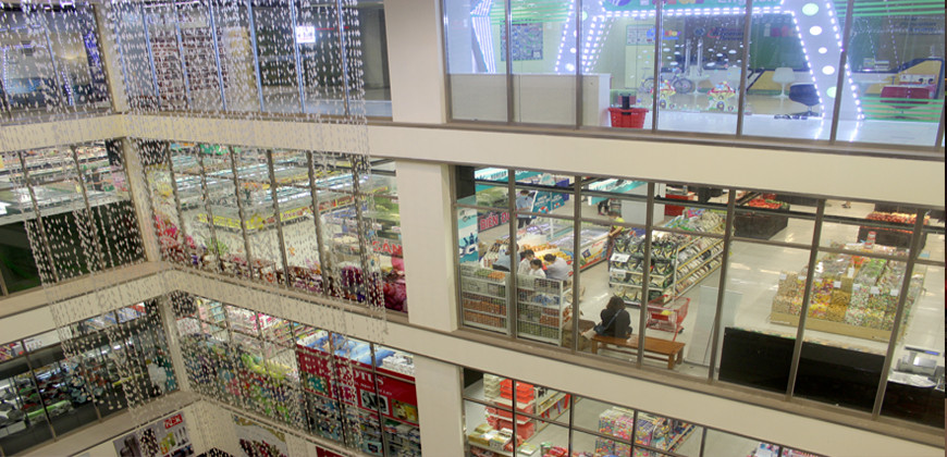 Nằm trên tuyến phố Tây Sơn (quận Đống Đa), Trung tâm thương mại Mipec Tower từng rất sầm uất và náo nhiệt. Là điểm đến của đông đảo người dân đến vui chơi, mua sắm.