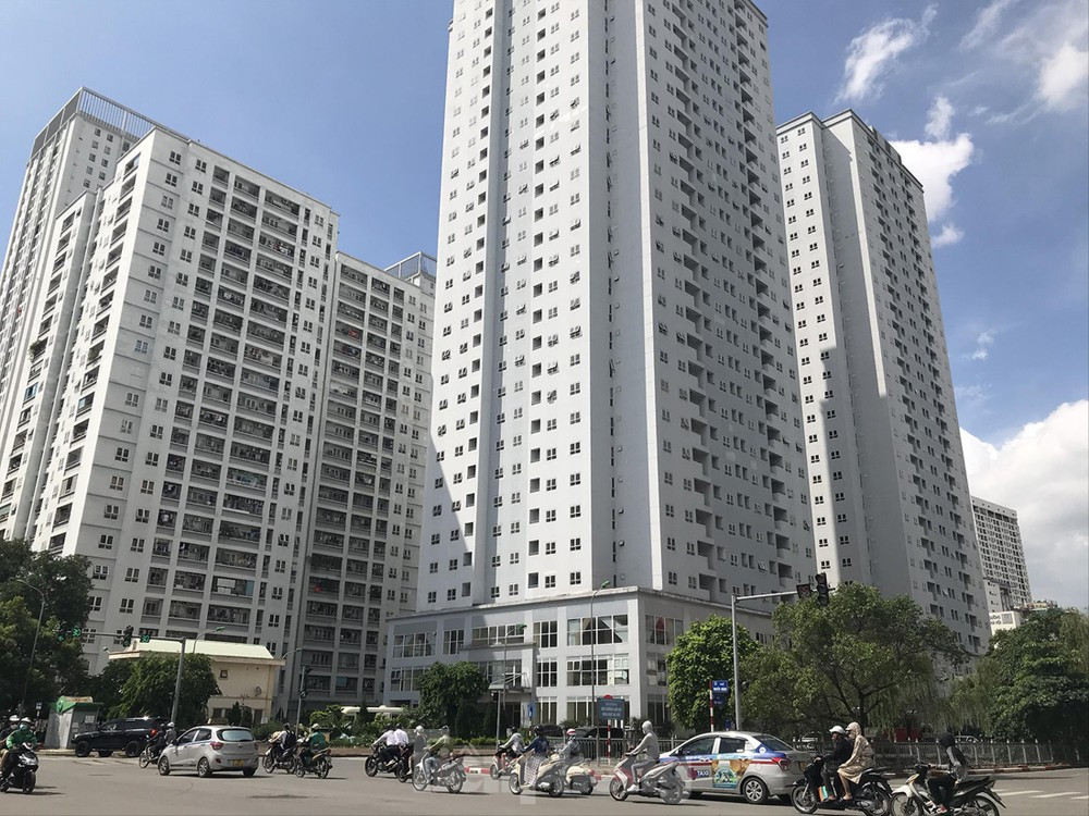 HoREA đề xuất bổ sung quy định “bố trí chỗ ở tạm thời (tạm cư)” cho người có đất ở bị thu hồi để thực hiện dự án đầu tư xây dựng đô thị, chỉnh trang đô thị, dự án nhà ở trong thời gian chờ được tái định cư tại chỗ. HoREA đề xuất bổ sung quy định “bố trí chỗ ở tạm thời (tạm cư)” cho người có đất ở bị thu hồi để thực hiện dự án đầu tư xây dựng đô thị, chỉnh trang đô thị, dự án nhà ở trong thời gian chờ được tái định cư tại chỗ.