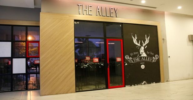 Tại đây chỉ còn một số ít các văn phòng, ngân hàng hoạt động.