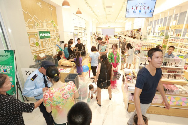 Tương tự, tại Trung tâm thương mại Artemis ở vị trí đắc địa thuộc ngã tư Lê Trọng Tấn và Trường Chinh (quận Thanh Xuân) cũng từng thu hút rất nhiều các bạn trẻ và người dân đến tham quan, mua sắm.