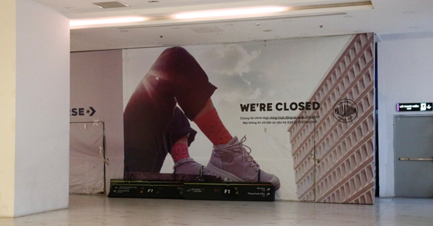 Cảnh hoang vắng tại Trung tâm thương mại Artemis.