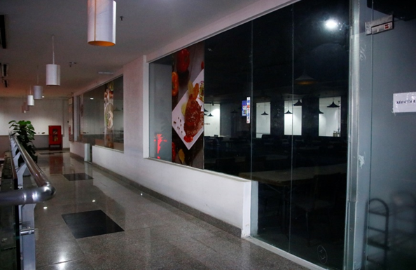 Tuy nhiên, hiện nay tại trung tâm thương mại này chỉ còn lại cảnh đìu hiu, hoang vắng. Đa số các cửa hàng đều đã trả lại mặt bằng, "cửa đóng then cái", đèn tắt tối om.