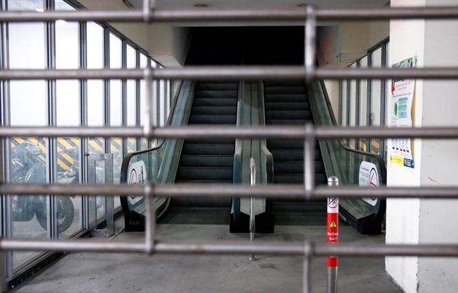 Các cầu thang cuốn đều ngừng hoạt động, dựng rào chắn ngăn không cho khách hàng đi xuống các tầng dưới.