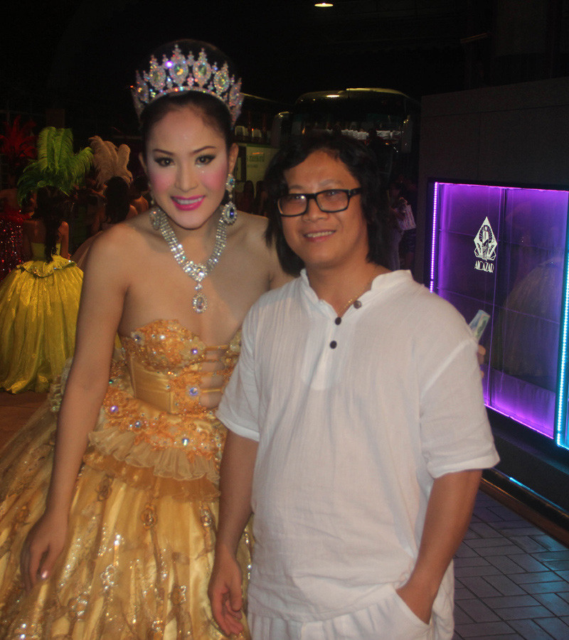 Tác giả với người đẹp chuyển giới. Ảnh: M.T. Tác giả với người đẹp chuyển giới. Ảnh: M.T