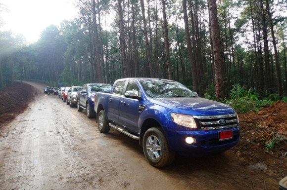 Nghỉ chân sau sau chặng leo dốc đường đất trơn mưa